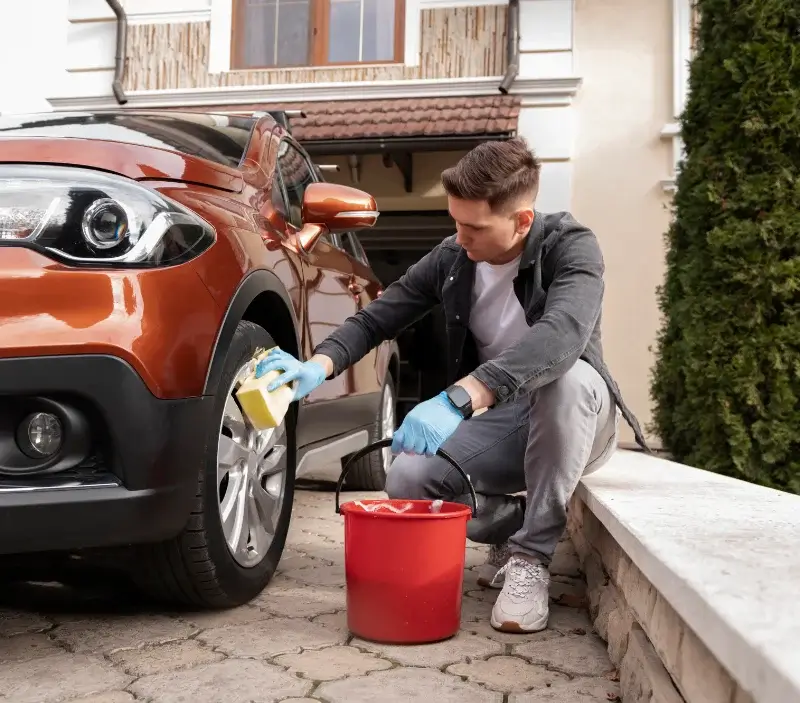 Lavage auto à domicile Fresné-la-Mère : professionnel intervenant sur un véhicule